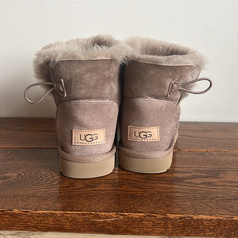 Mini Bailey button uggs (authentic) - Picture 3 of 5